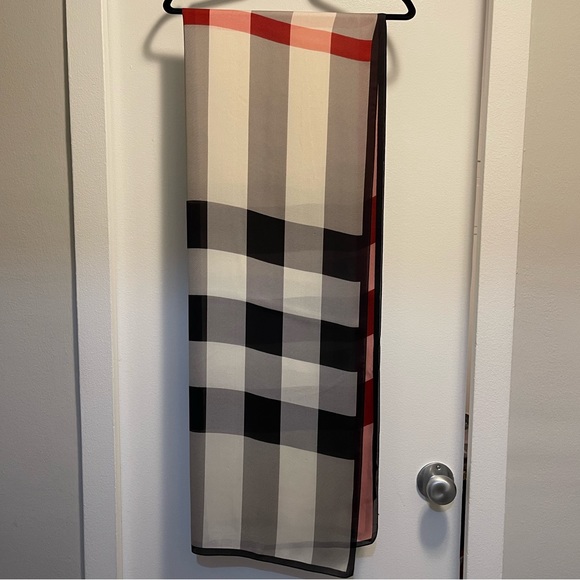 🔥 Burberry Lightweight 100% authentic, Silk Scarf ❤️ - Picture 1 of 5